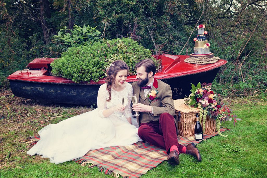 Bride & groom picnic by boat | Mae Bridal | Keates of Witney | Classic Flowers | The Pretty Cake Company | Wind in the Willows | marsala & gold | autumnal | Old Swan & Minster Mill | Witney | October 2016 | Photography by Farrow Photography www.farrowphotography.co.uk
