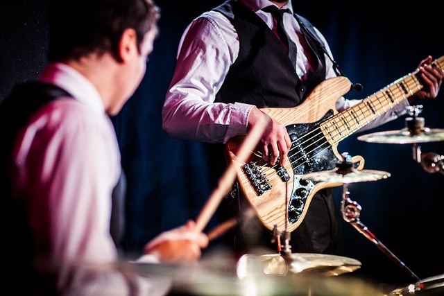 5 essential tips for booking your wedding band